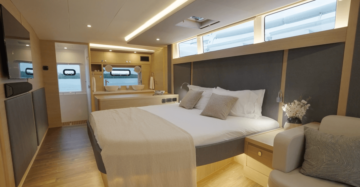 Aquila 50 forepeak quarters