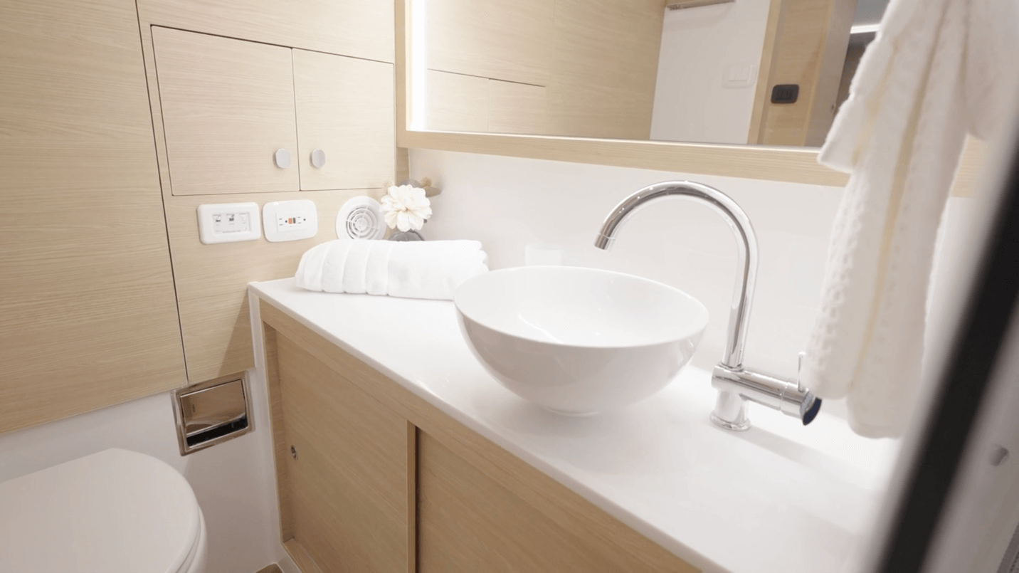 Aquila 50 starboard VIP head