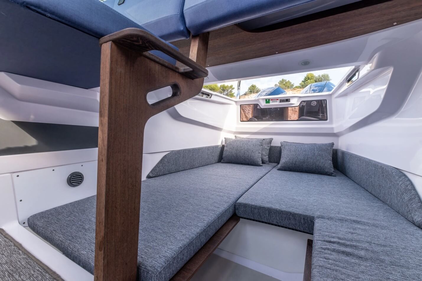 Axopar 29 Sun Top aft cabin