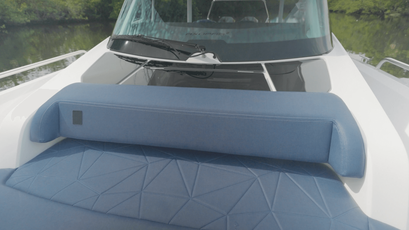 Axopar 29 Sun Top extra wide forward seating