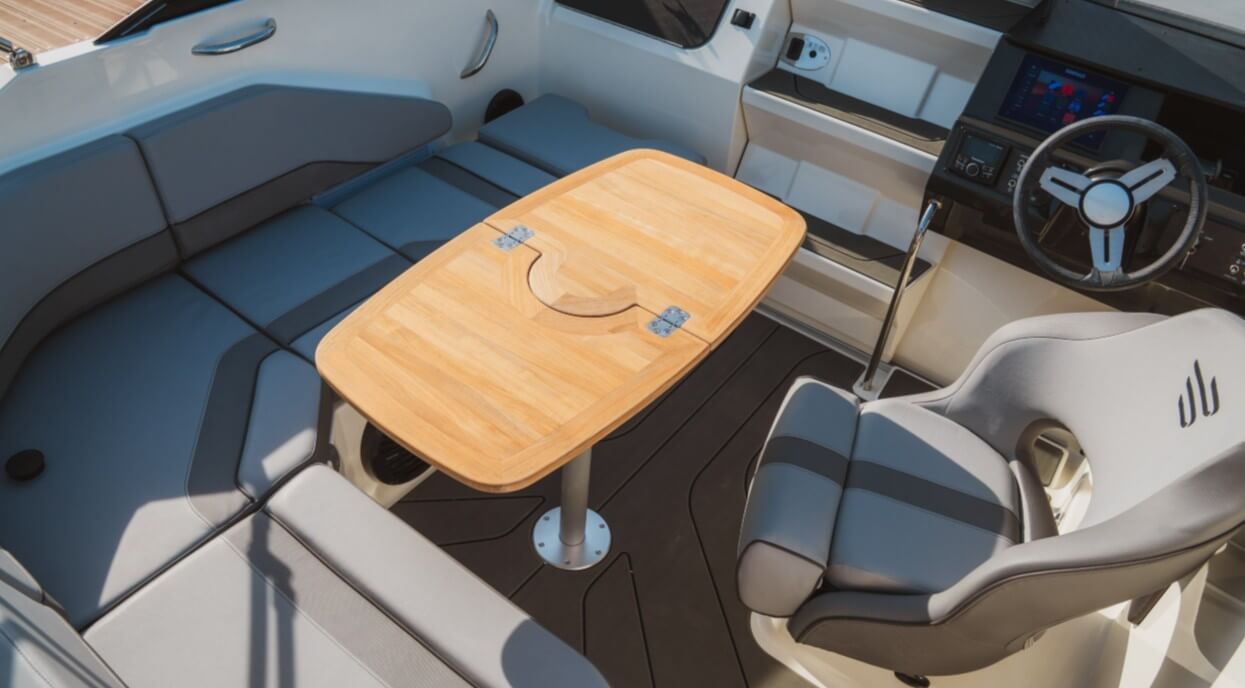 Bayliner C21i helm, seating area