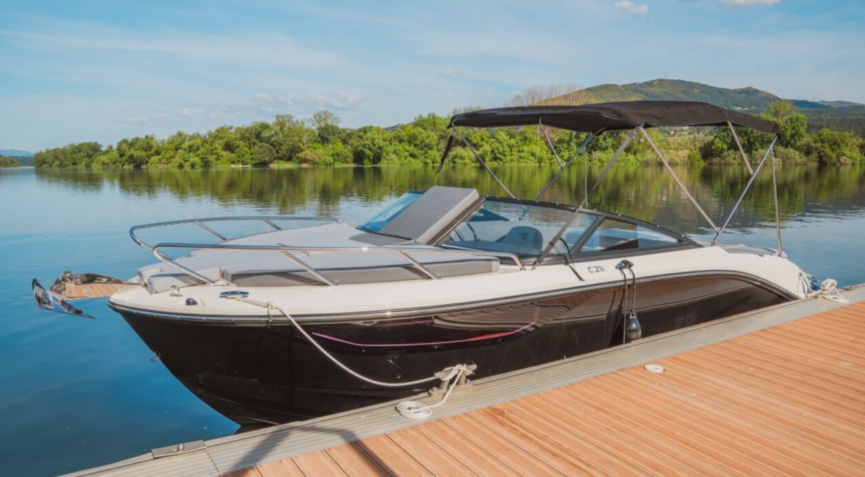 Bayliner C21i docked, profile