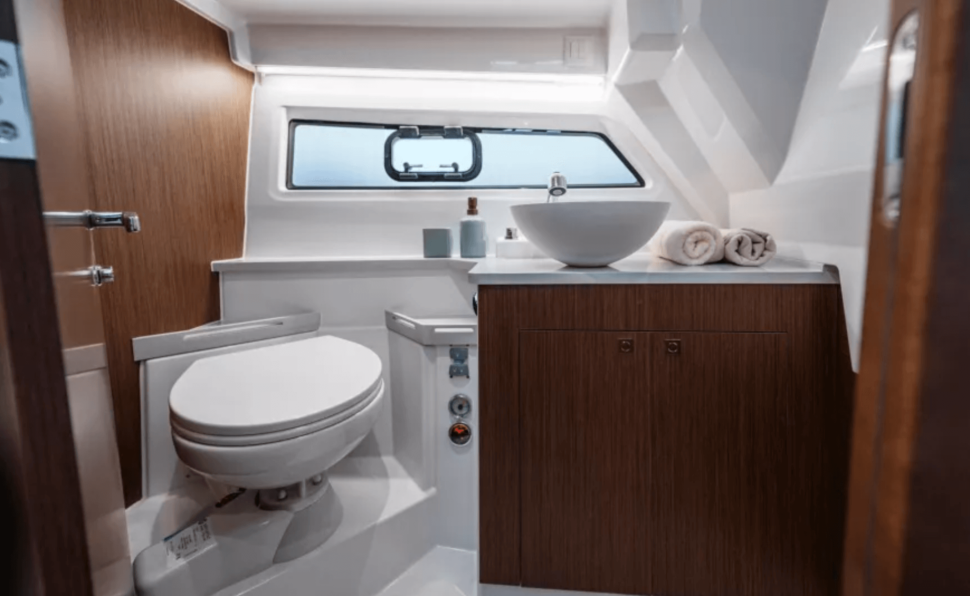 Beneteau Antares 9 wet head