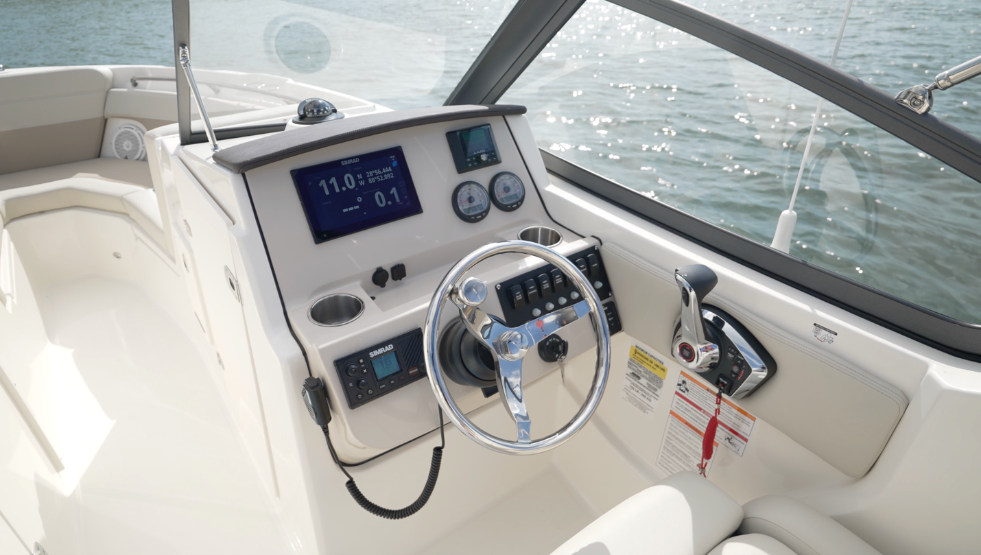 Boston Whaler 210 Vantage helm