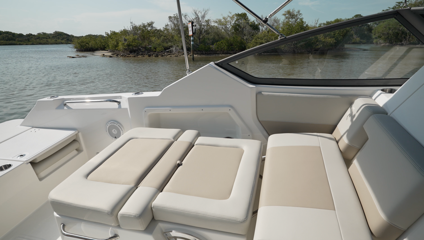 Boston Whaler 210 Vantage optional convertible seating