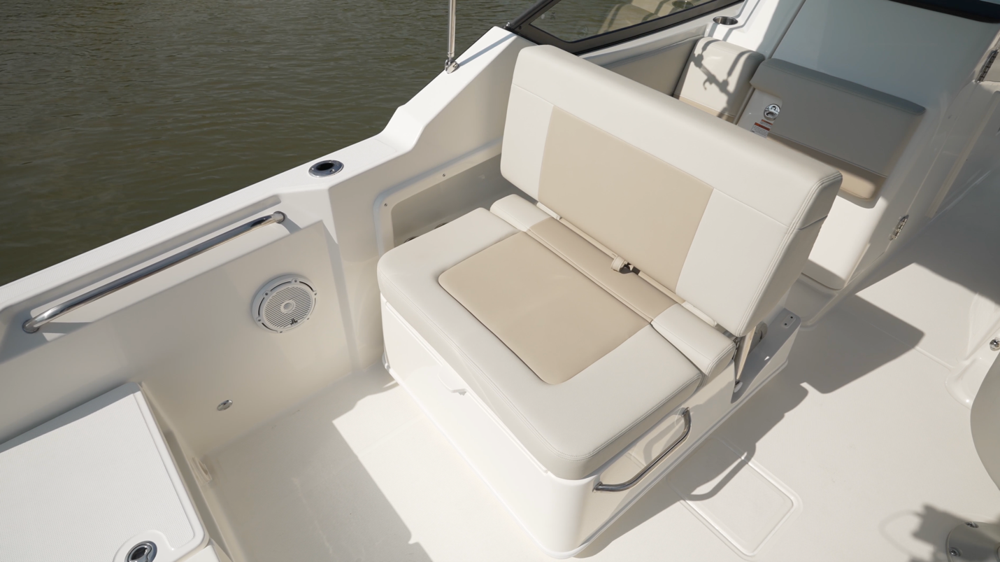 Boston Whaler 210 Vantage optional convertible seating