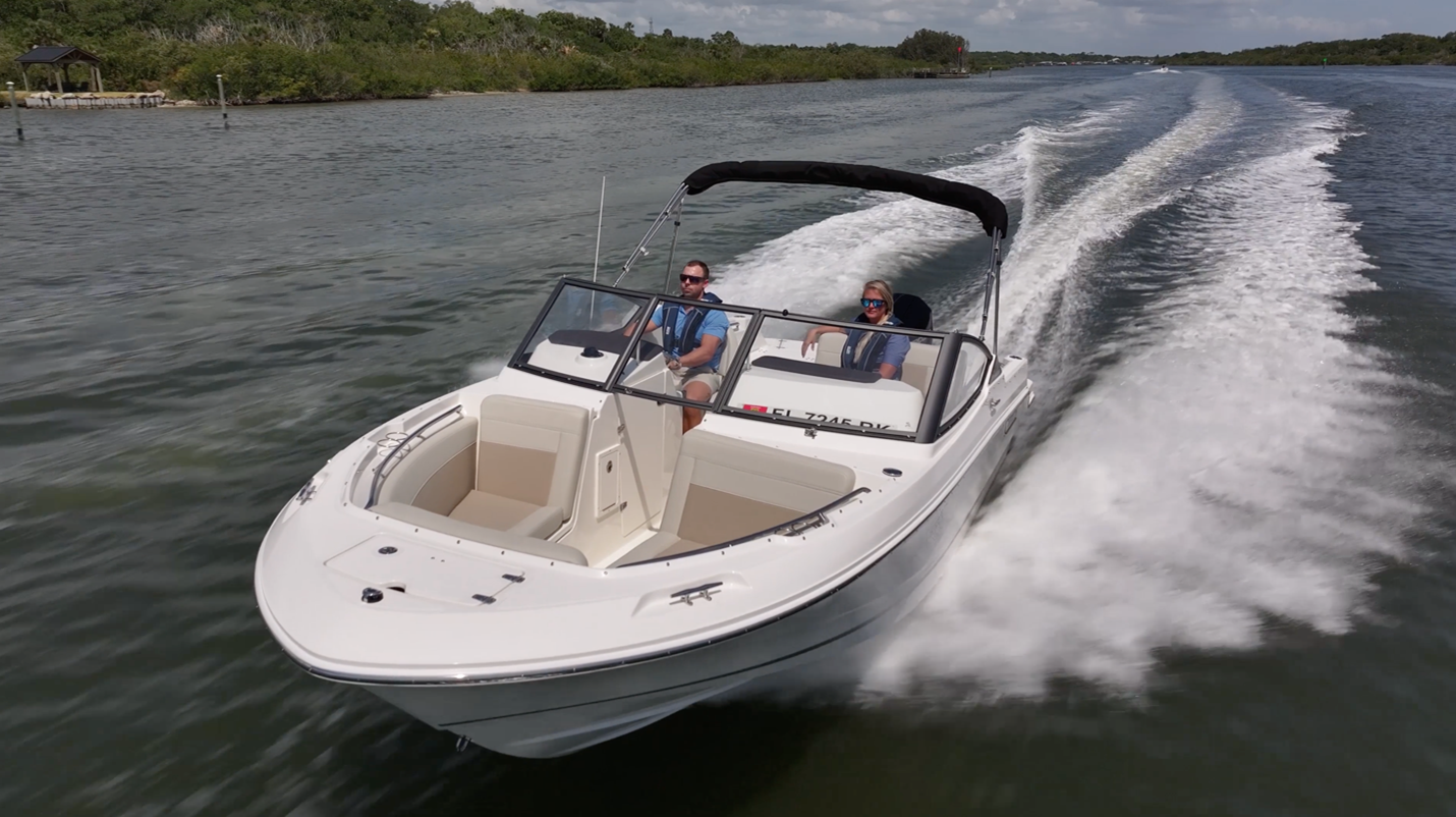 Boston Whaler 210 Vantage running