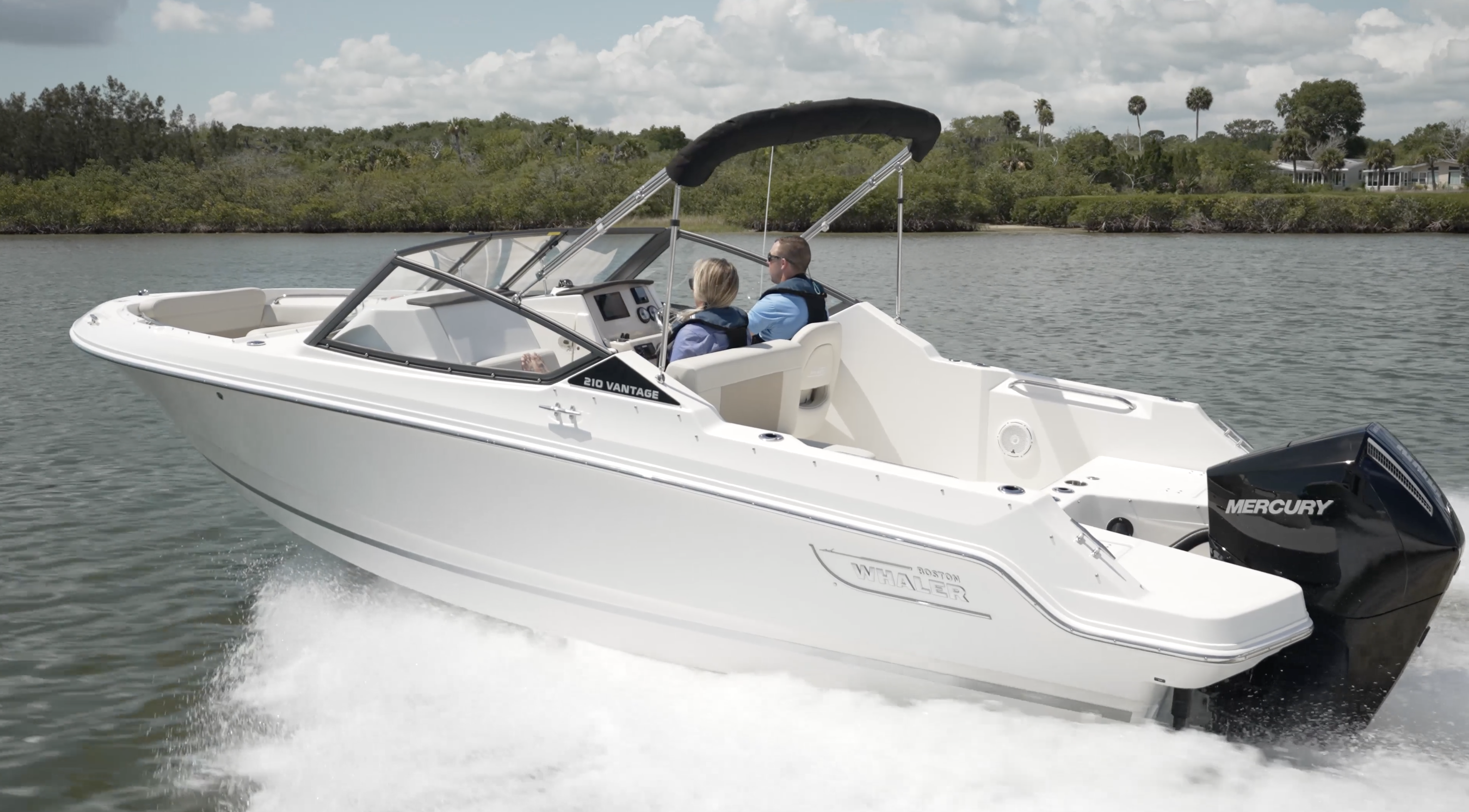 Boston Whaler 210 Vantage running