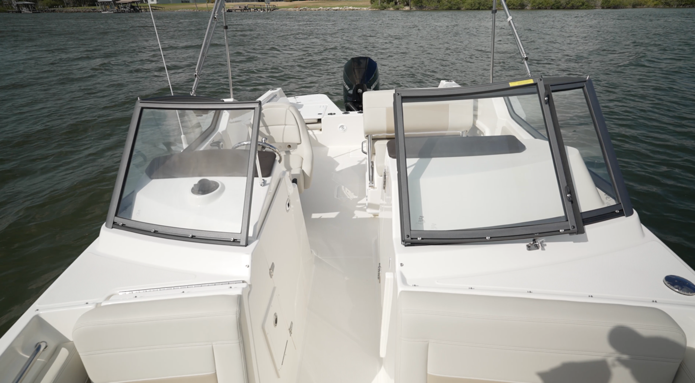 Boston Whaler 210 Vantage wide walkways
