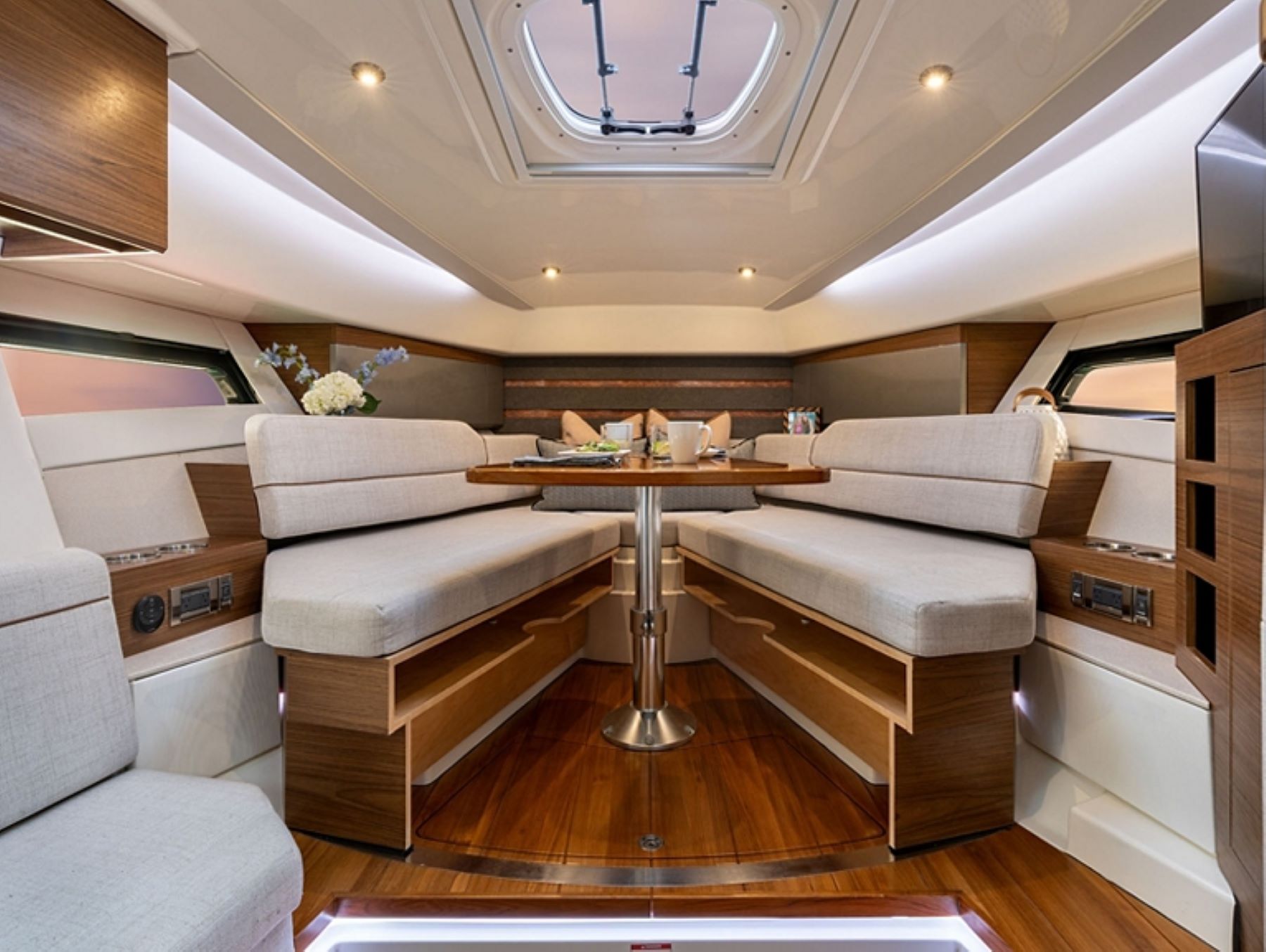 Boston Whaler 365 Conquest cabin