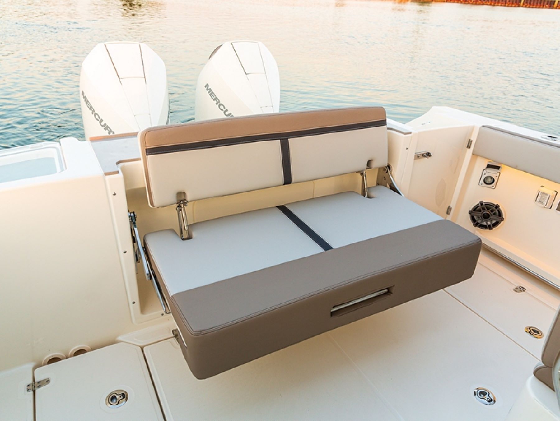 Boston Whaler 330 Vantage extra seating
