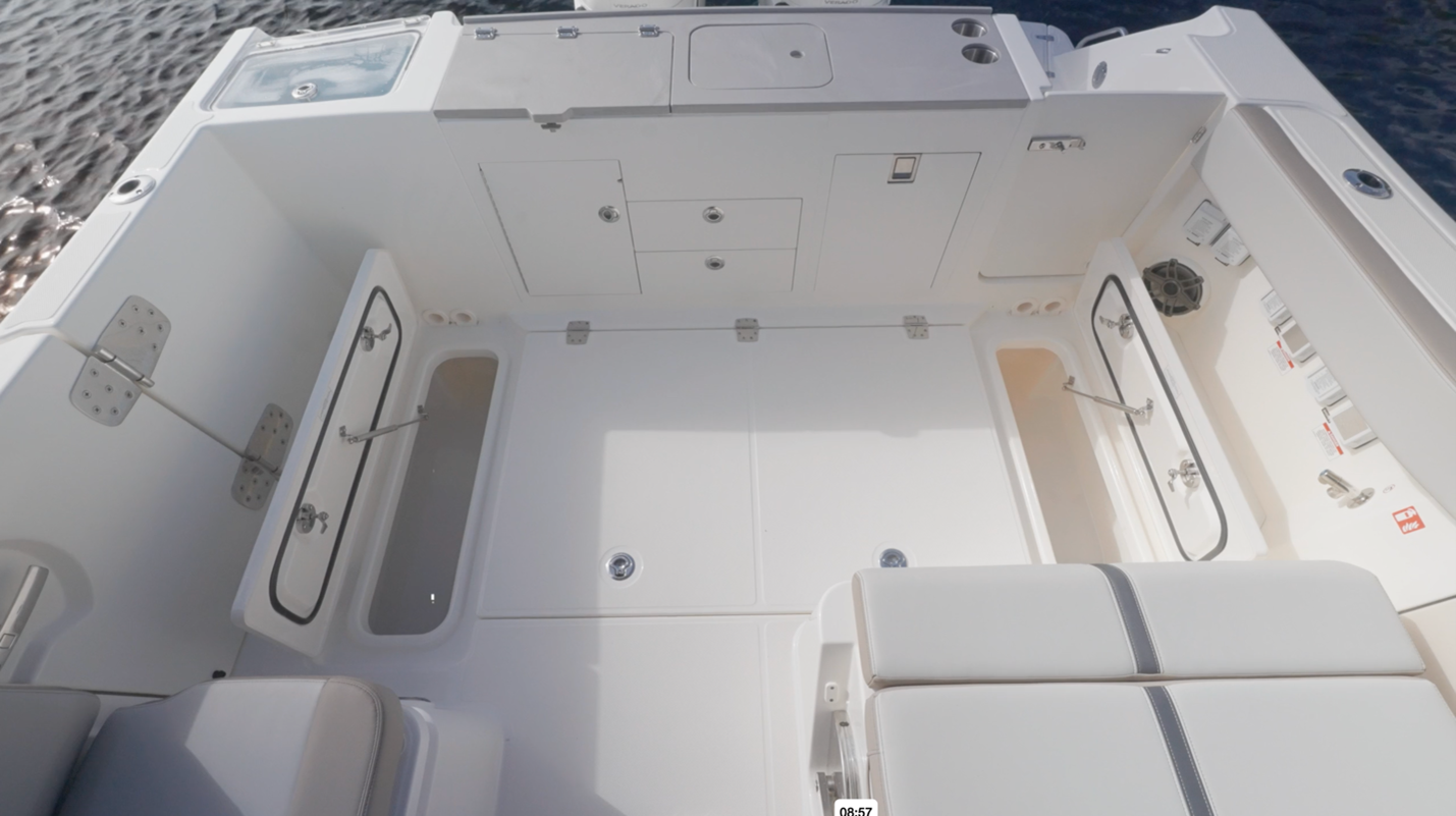Boston Whaler 330 Vantage fish boxes