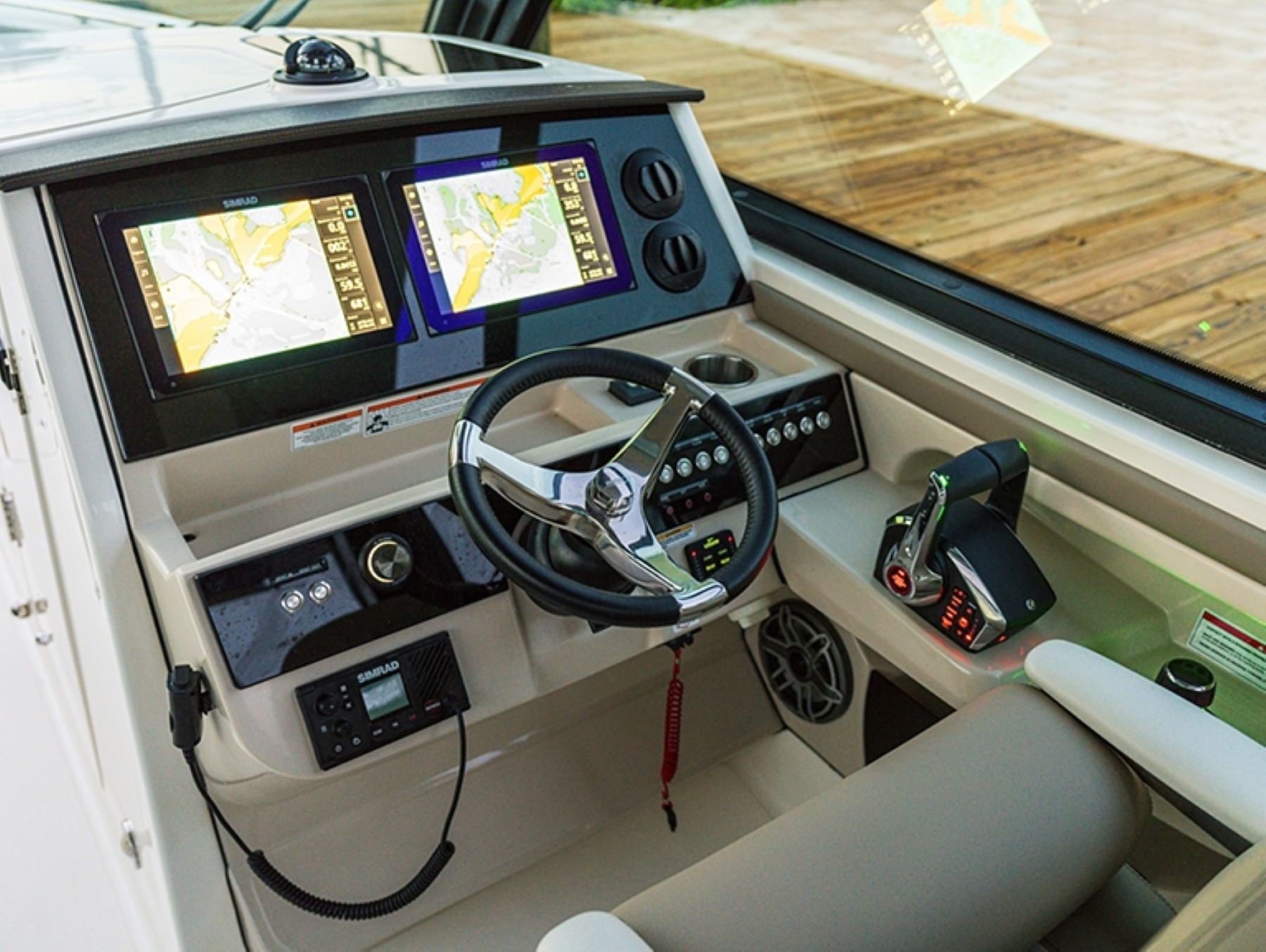Boston Whaler 330 Vantage helm
