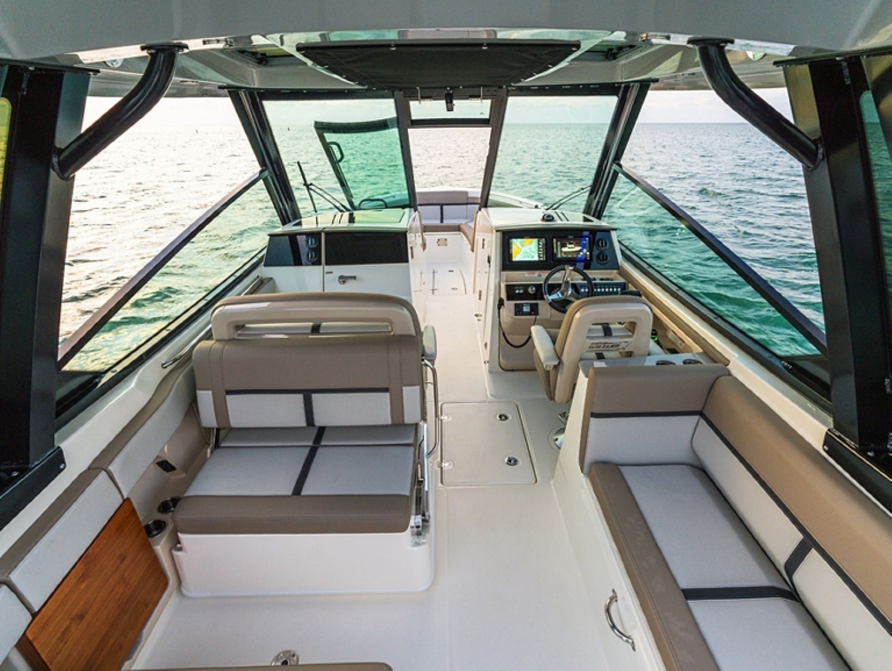 Boston Whaler 330 Vantage helm area