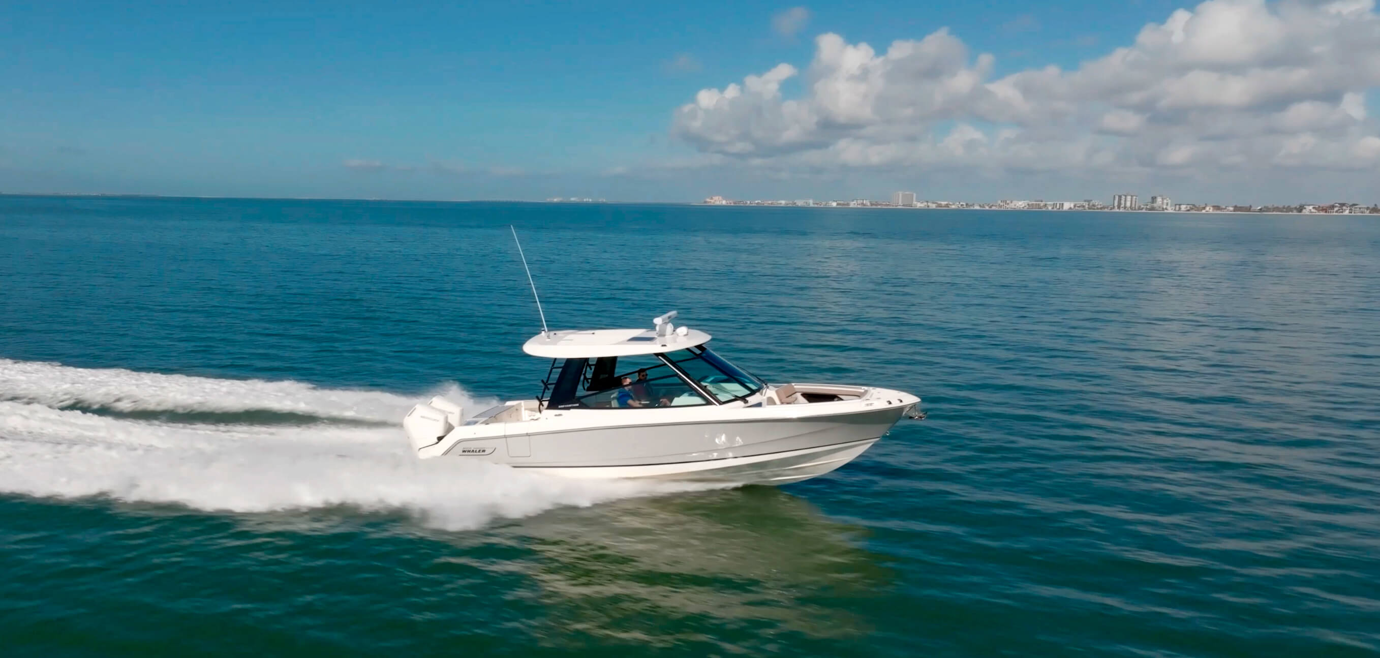 Boston Whaler 330 Vantage running