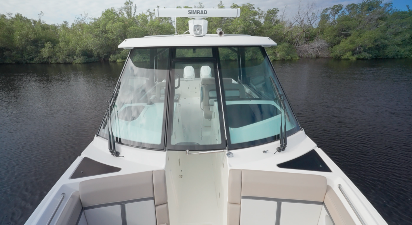 Boston Whaler 330 Vantage full glass windshield