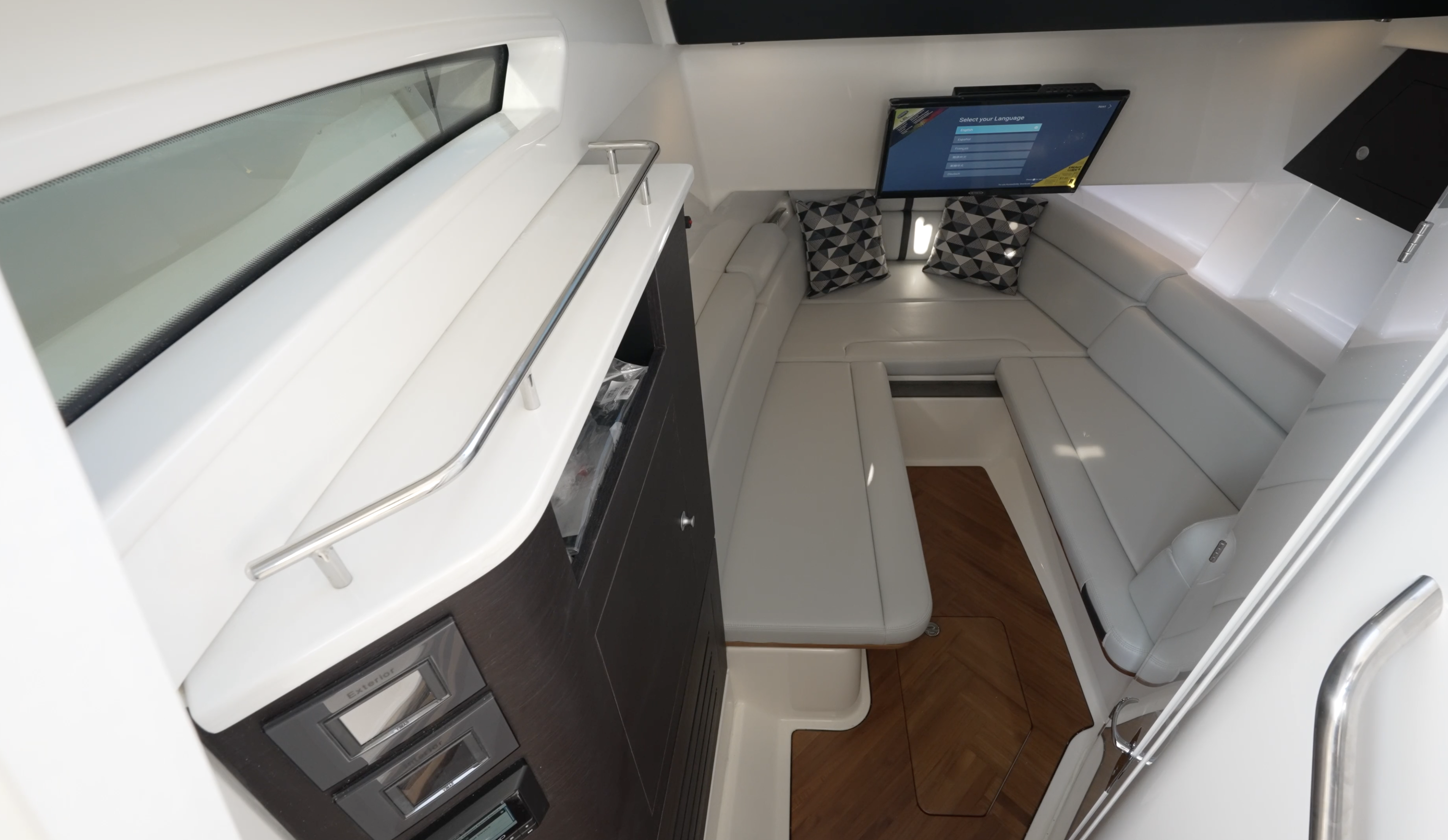 Boston Whaler 350 Realm headroom space