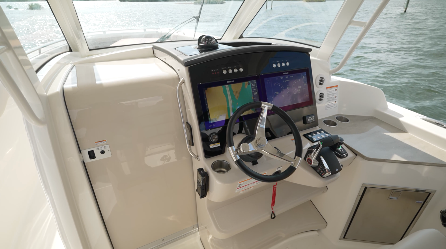 Boston Whaler 350 Realm helm