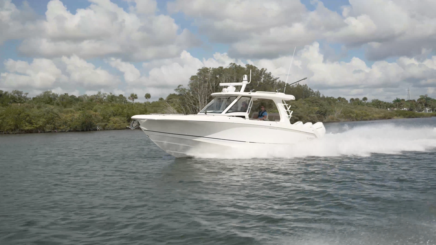 Boston Whaler 350 Realm running
