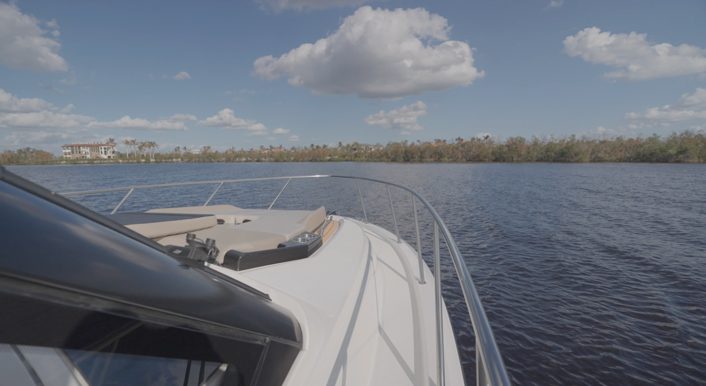 Boston Whaler 365 Conquest bow area