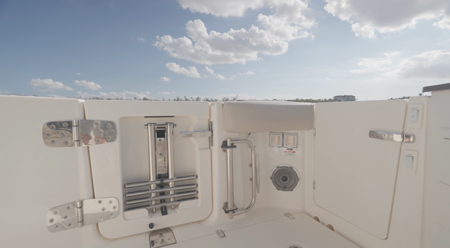 Boston Whaler 365 Conquest dive door