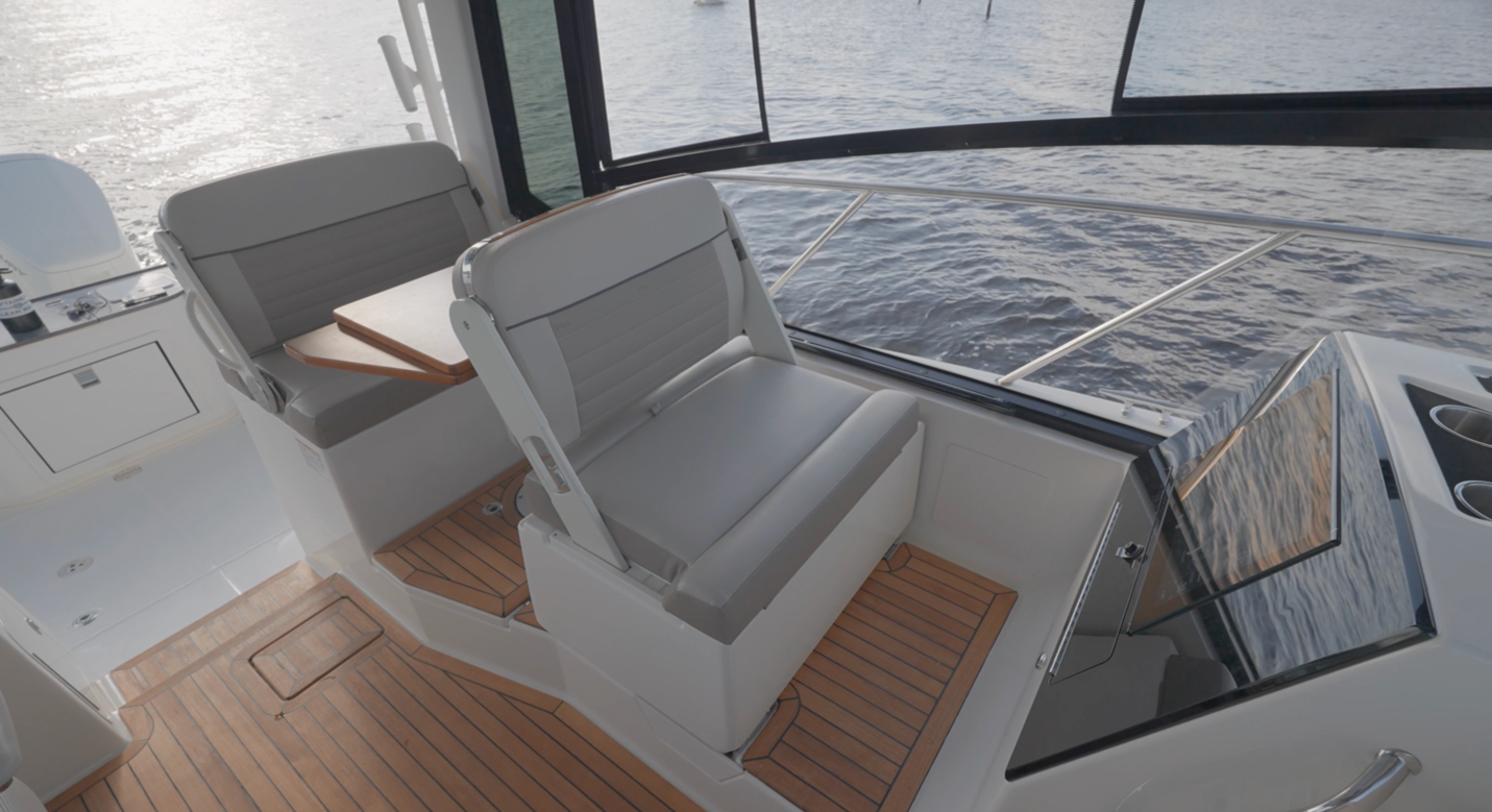 Boston Whaler 365 Conquest forward facing seating