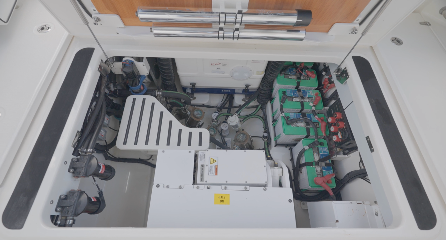 Boston Whaler 365 Conquest machinery space