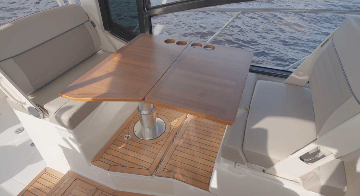 Boston Whaler 365 Conquest port dinette