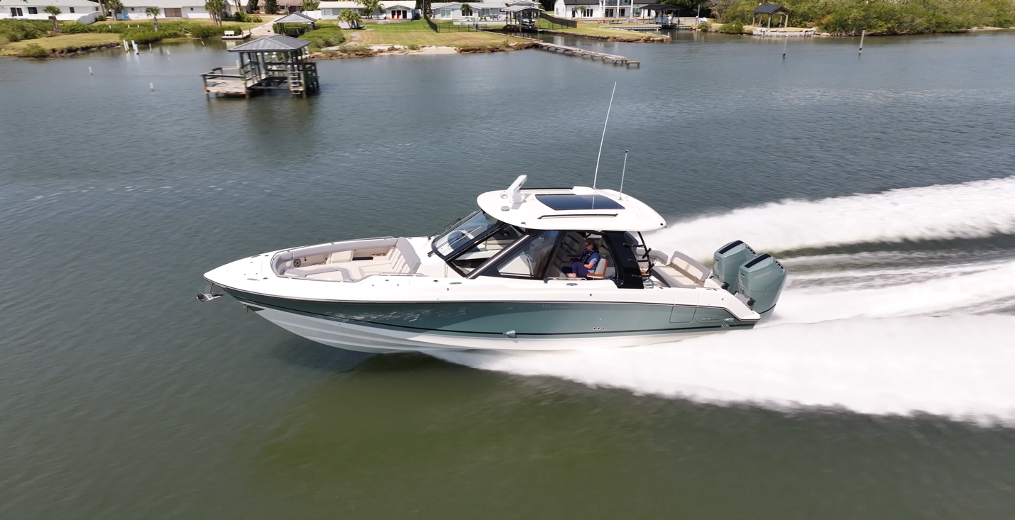Boston Whaler 380 Realm running