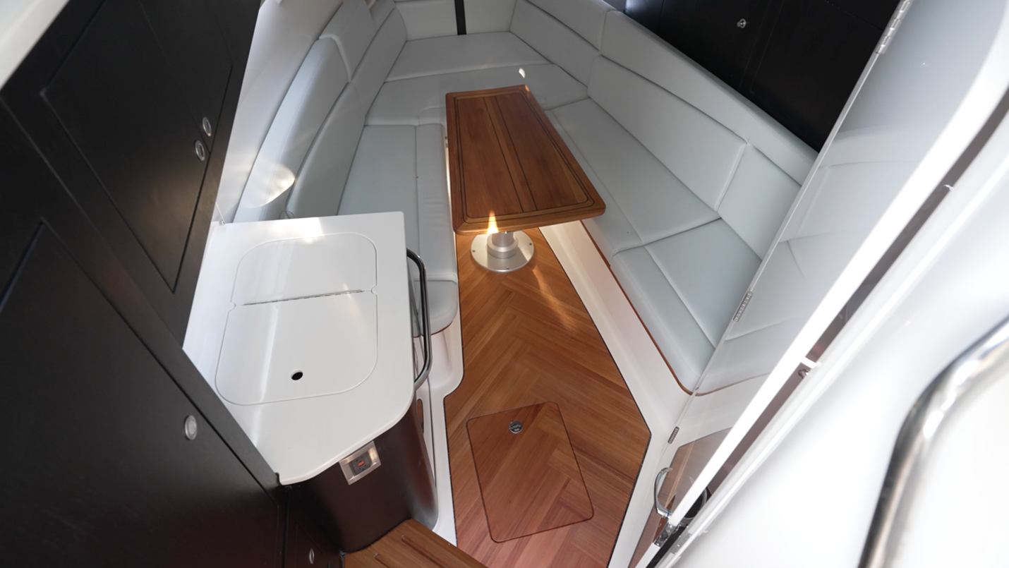Boston Whaler 380 Realm cabin