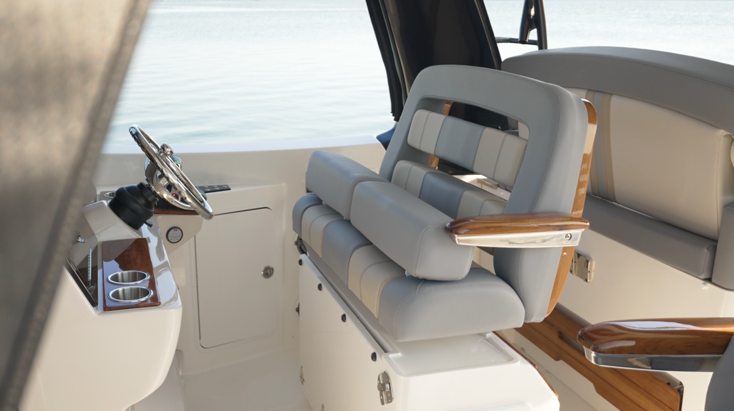 Boston Whaler 380 Realm Captain's chair