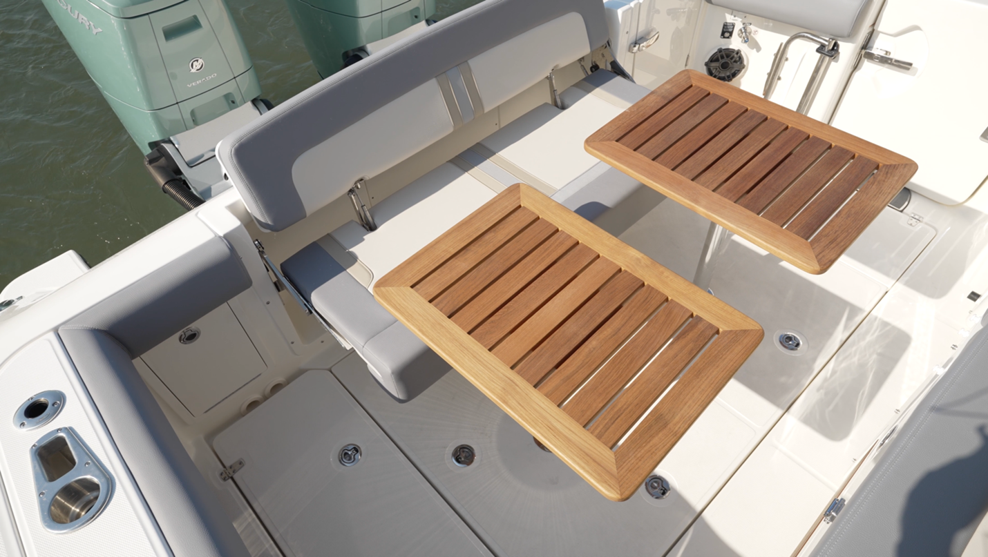 Boston Whaler 380 Realm al fresco dining space