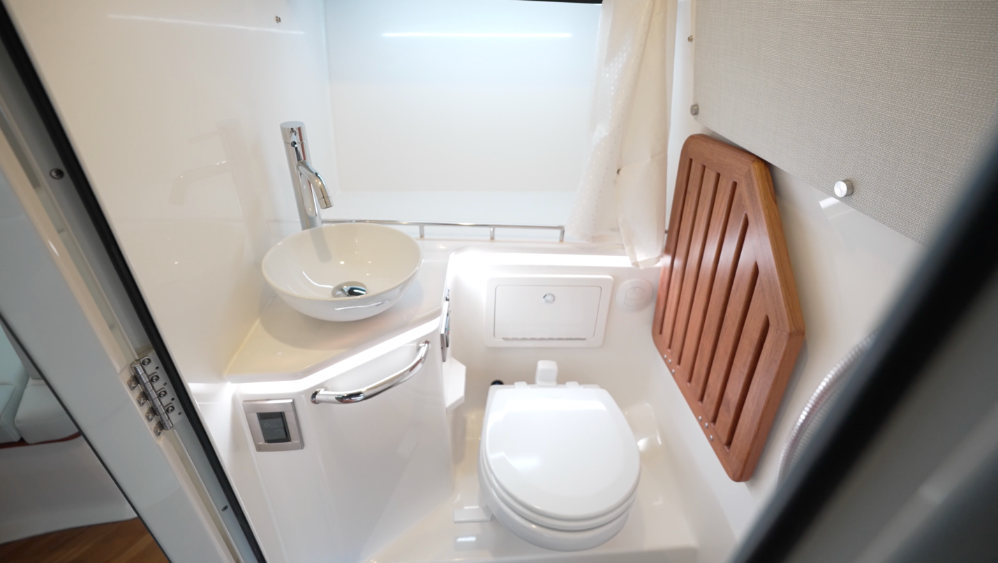 Boston Whaler 380 Realm head