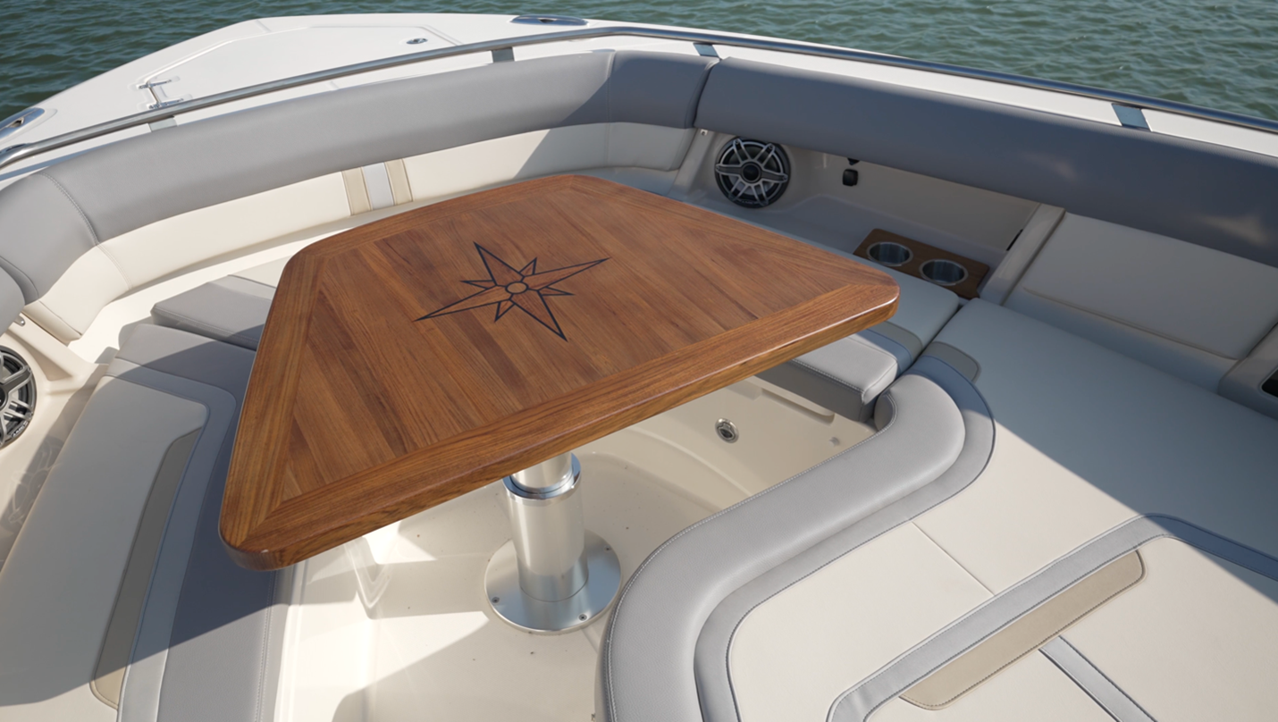 Boston Whaler 380 Realm hi-lo table