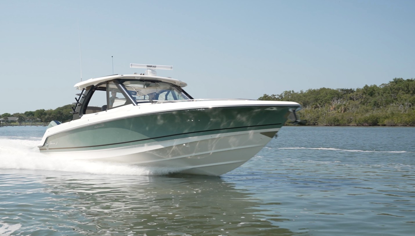 Boston Whaler 380 Realm running