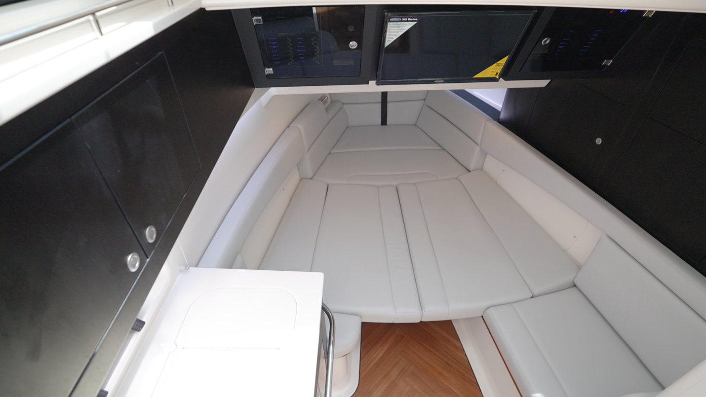 Boston Whaler 380 Realm V-berth