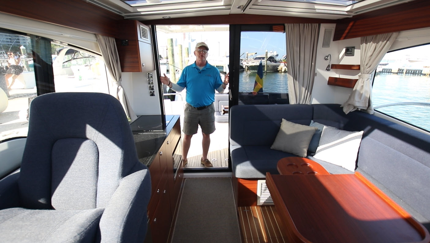 Nimbus 365 Coupe cabin entry