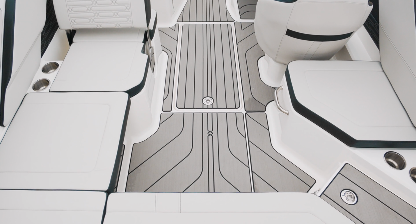 Sea Ray 210 SPX OB seating