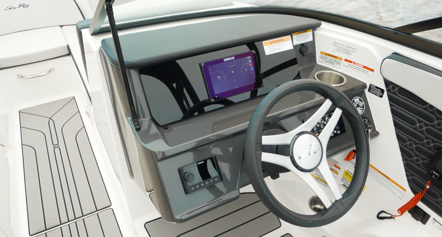 Sea Ray 210 SPX SD helm