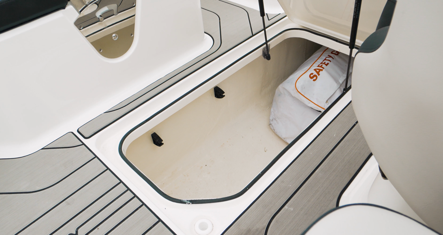 Sea Ray 210 SPX SD storage locker