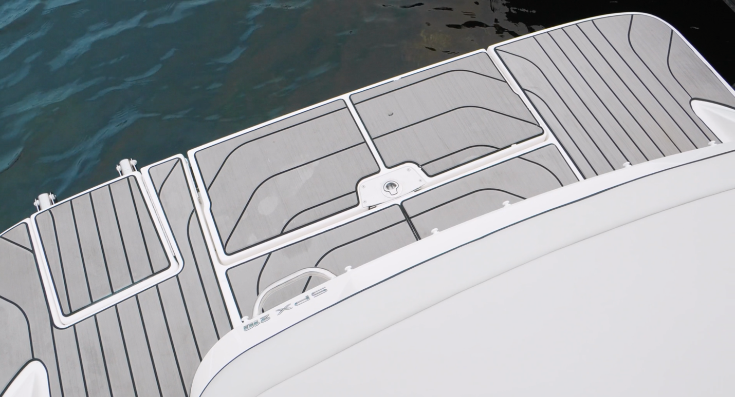 Sea Ray 210 SPX SD swim platform