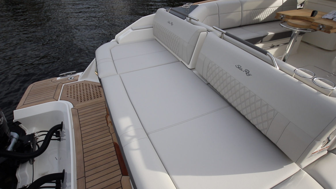 Sea Ray SLX 400 OB Aft-Facing Seating