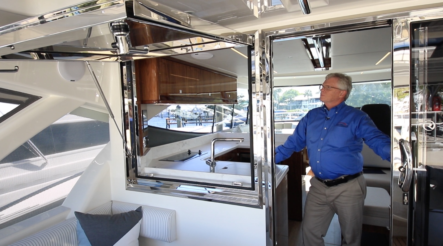 Riviera 505 SUV aft window