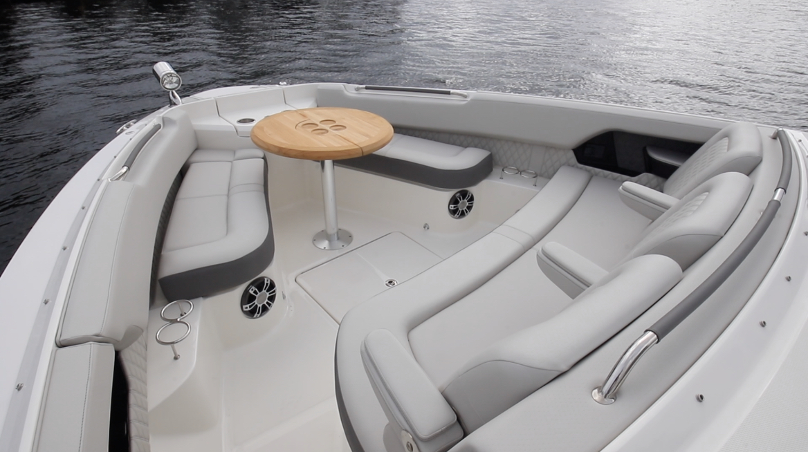 Sea Ray SLX 400 OB Bow