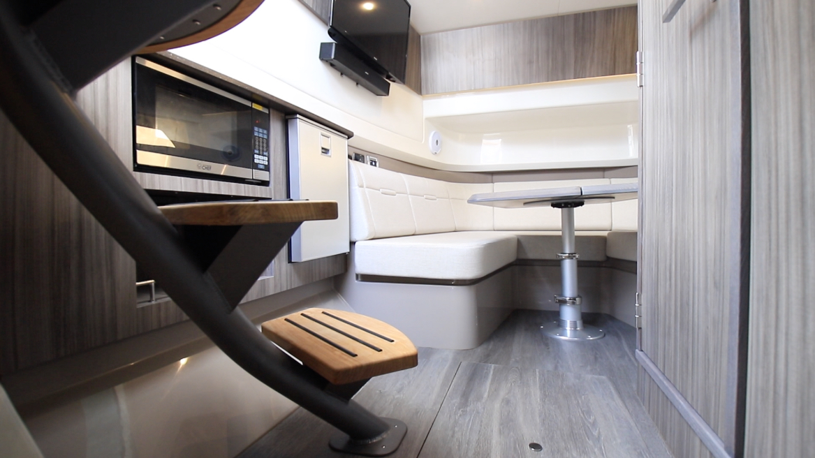 Sea Ray SLX 400 OB Cabin