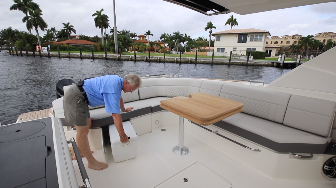 Sea Ray SLX 400 OB Cockpit Seating