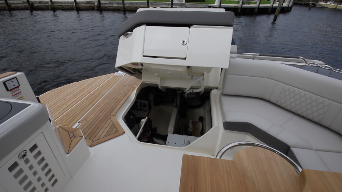 Sea Ray SLX 400 OB Engine Hatch