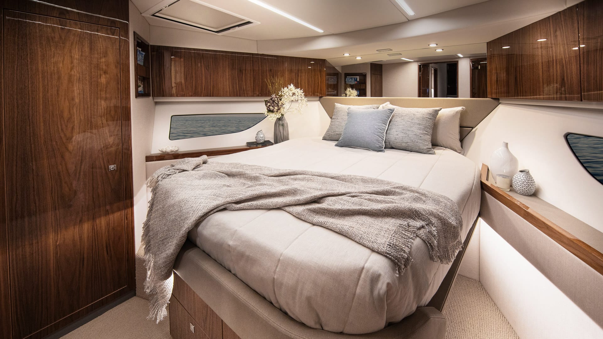 Riviera 505 SUV forward berth