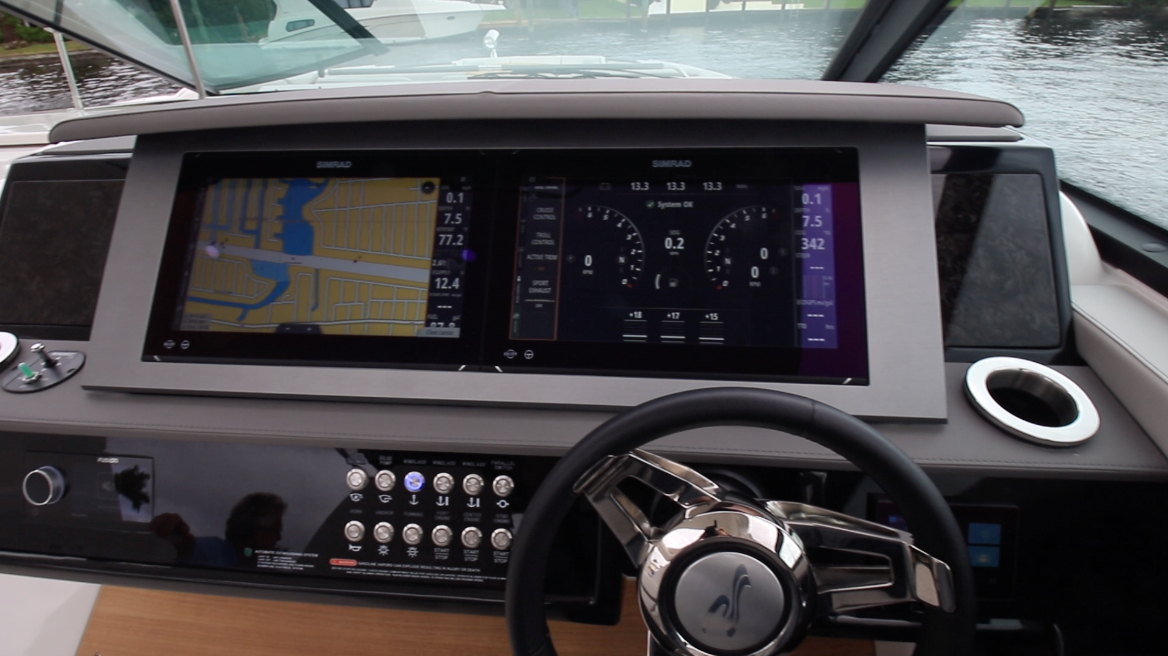 Sea Ray SLX 400 OB Helm
