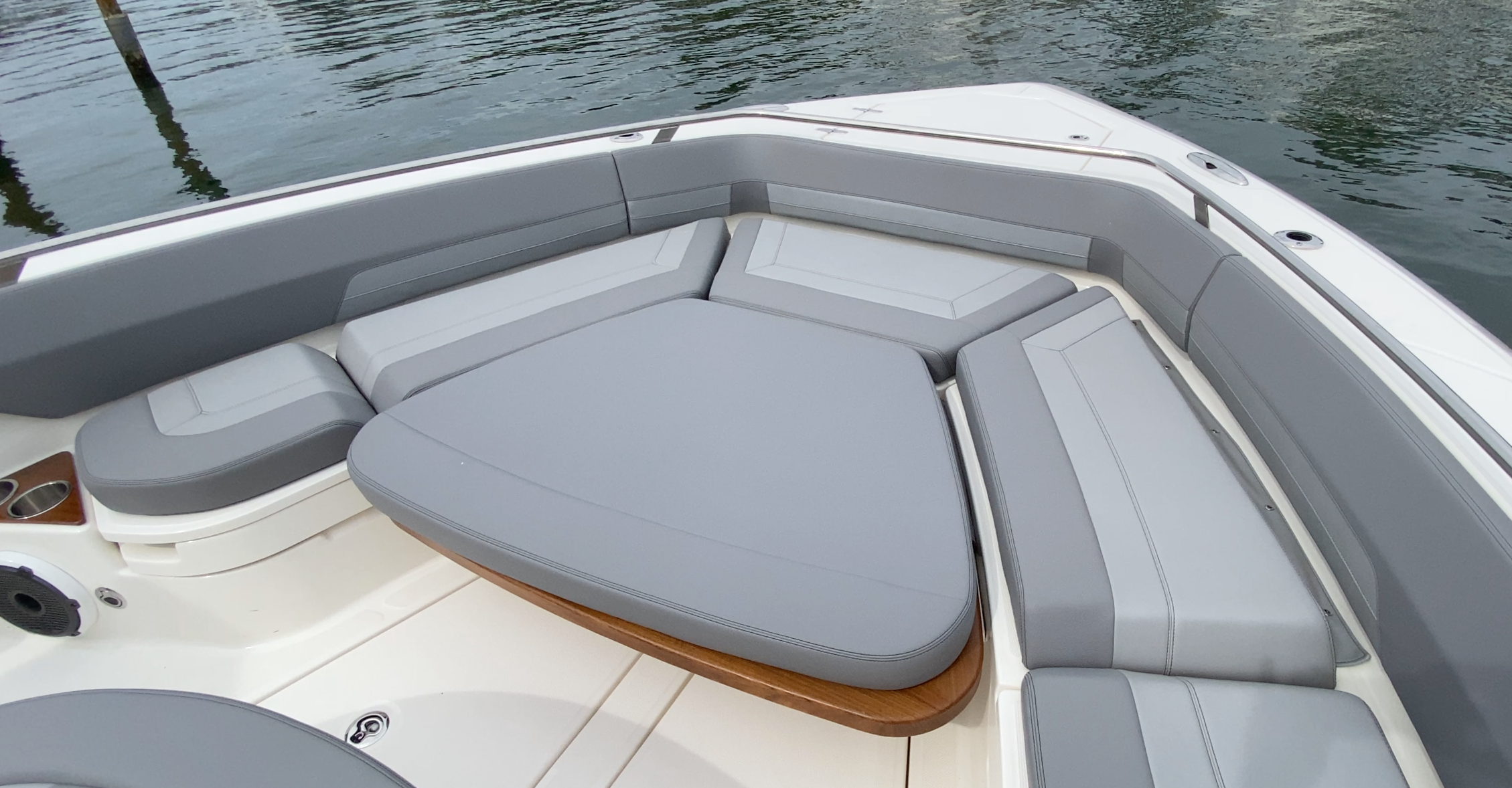 420 Outrage, bow sunpad, bow seats